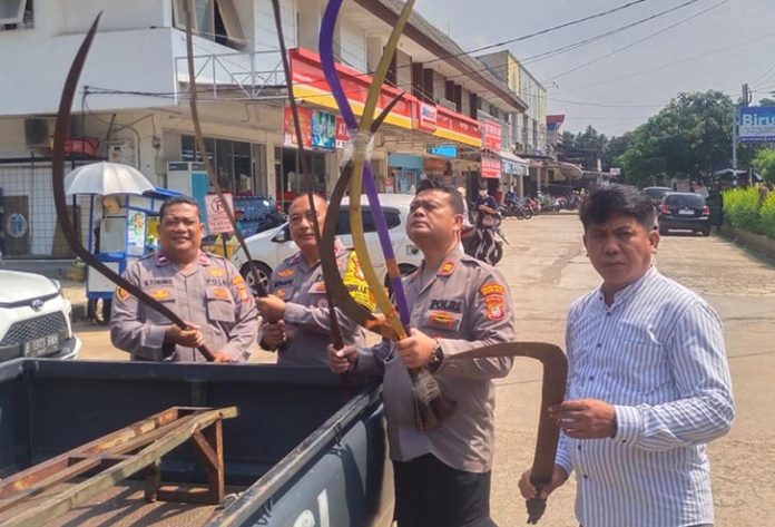 Aksi tawuran remaja berhasil digagalkan oleh Tim Patroli Presisi Polda Metro Jaya di bawah pimpinan Ipda Abdul Kadzim di kawasan Taman Lidah Buaya. Polisi berhasil juga menyita sejumlah barang bukti berupa 10 clurit berbagai ukuran, 1 golok, serta 9 unit sepeda motor yang digunakan para remaja untuk menuju lokasi. (Foto: Polsek Jatisampurna)