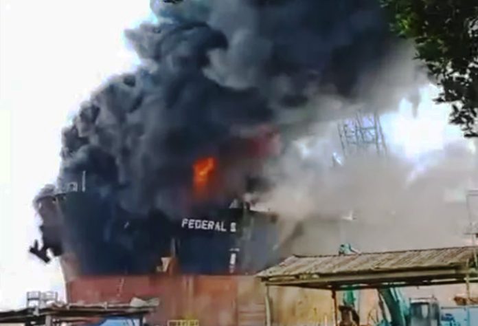 Duka mendalam menyelimuti Kota Batam usai insiden ledakan maut di kapal tanker MT Federal II yang tengah bersandar di Galangan Kapal PT ASL Shipyard, Tanjung Uncang, Kota Batam, Kepulauan Riau, jelang subuh Rabu (15/10/2025). (Foto: Tangkapan Layar FaceBook Peter Aritonang)