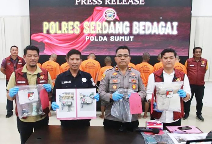Polisi akhirnya membekuk sembilan orang kawanan maling yang terlibat dalam pencurian besar-besaran di sebuah gudang milik warga di Kabupaten Serdang Bedagai (Sergai), Sumatera Utara. (Foto: Polres Sergai)