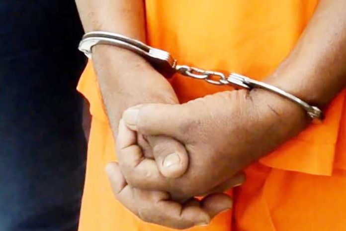 Kasus mengejutkan terjadi di Lubuklinggau, Sumatera Selatan. Seorang pelajar SMP berinisial AR (15) ditangkap polisi karena kedapatan meng edarkan narkoba jenis sabu sekaligus mengonsumsi barang haram tersebut. (Foto: Ilustrasi penangkapan)