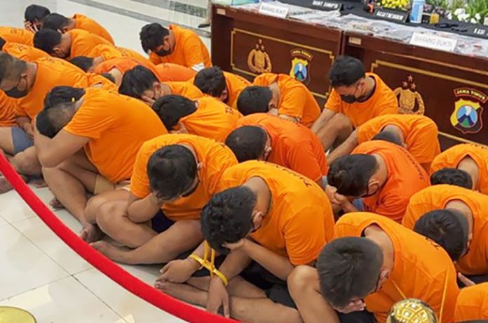 Kepolisian Resor Kota Besar (Polrestabes) Surabaya menetapkan 34 pria sebagai tersangka dalam kasus pesta seks sesama jenis yang digelar di salah satu hotel kawasan Ngagel, Surabaya.
