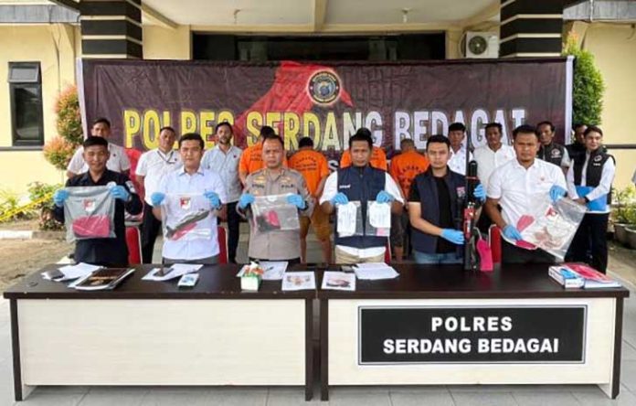 Satuan Reserse Kriminal Polres Serdang Bedagai (Sergai) mengungkap kasus besar yang melibatkan tindak penganiayaan, kepemilikan senjata api ilegal, senjata tajam, serta penyalahgunaan narkotika.