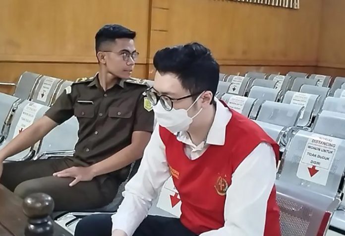 Dokter Priguna Pemerkosa Pasien RSHS Bandung Terancam 12 Tahun Penjara Kasus pemerkosaan yang menyeret dokter Priguna Anugerah Pratama (PAP) kembali disidangkan di Pengadilan Negeri (PN) Bandung, Selasa (14/10/2025). Agenda persidangan kali ini memasuki tahap pemeriksaan terdakwa. (Foto: IDN Times/Azzis Zulkhairil)