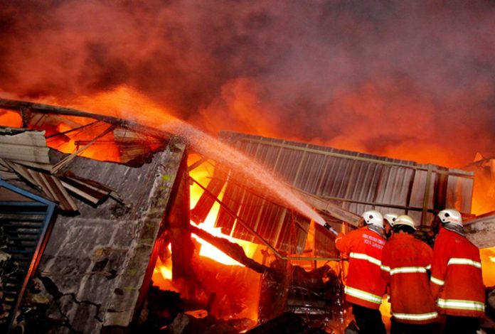 Kebakaran besar melanda sebuah toko penjualan oli dan suku cadang sepeda motor di kawasan Belakang Lintas, Kelurahan Olo, Kecamatan Padang Barat, Kota Padang, Sumatera Barat, Jumat (24/10/2025) dini hari. (Foto: Ilustrasi)