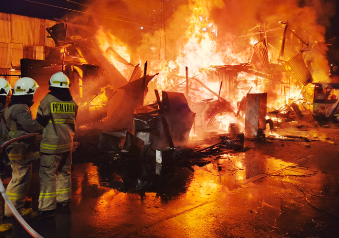 Kebakaran hebat melanda sebuah rumah makan semi permanen di kawasan Kapuk Muara, Penjaringan, Jakarta Utara, pada Selasa (28/10/2025) dini hari. Insiden maut yang diduga dipicu kebocoran gas elpiji ini menewaskan seorang lansia berusia sekitar 60 tahun, sementara pasangannya mengalami luka bakar serius dan dilarikan ke rumah sakit. (Foto: Ilustrasi)