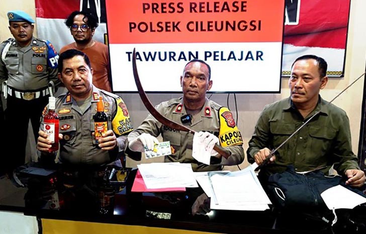 Kapolsek Cileungsi, Kompol Edison, mengungkapkan bahwa tawuran tersebut terjadi pada 26 September 2025 malam di Jalan Raya Narogong, Cileungsi.