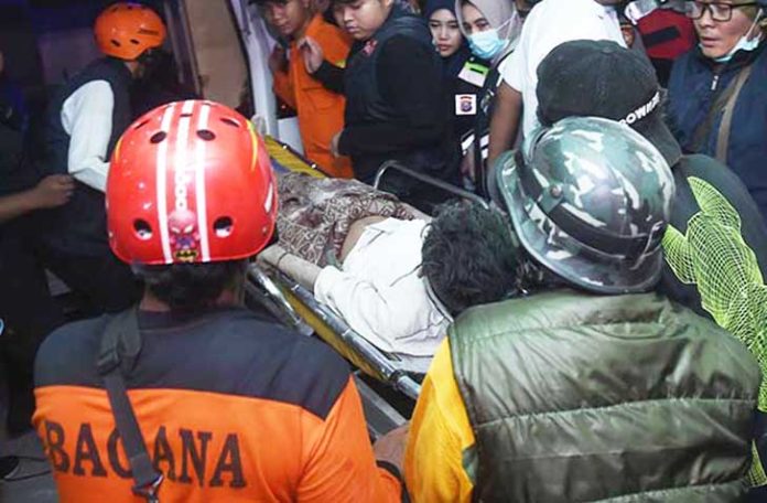 Upaya pencarian korban runtuhnya bangunan di Pondok Pesantren (Ponpes) Al Khoziny kembali membuahkan hasil. Petugas SAR gabungan berhasil mengevakuasi tujuh orang pada Rabu (1/10) malam.