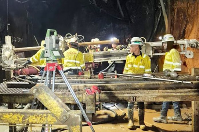 Seluruh Korban Longsor Tambang Grasberg Block Cave Freeport Ditemukan, Total 7 Pekerja Tewas Tim tanggap darurat PT Freeport Indonesia (PTFI) akhirnya berhasil menemukan dan mengevakuasi seluruh jenazah pekerja yang terjebak akibat longsoran material basah di tambang Grasberg Block Cave (GBC), Tembagapura, Kabupaten Mimika. Foto: Freeport Proses penyelamatan terhadap karyawan terjebak longsor. (dok. Istimewa)
