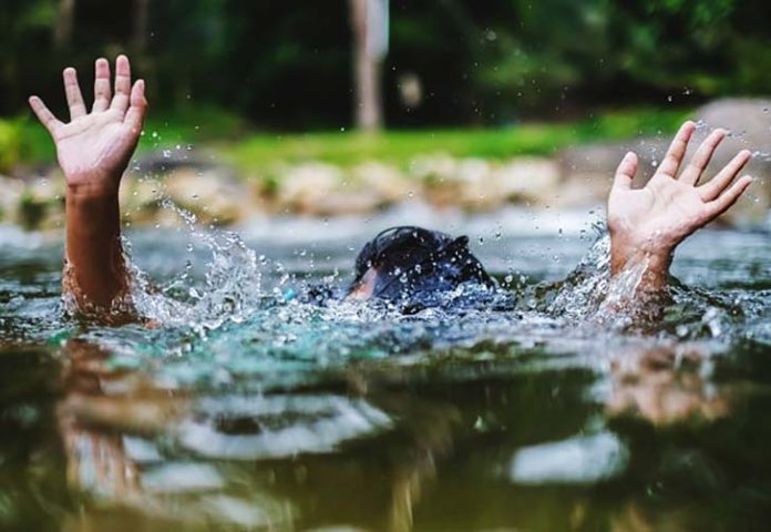 Seorang pria bernama Rusdi (53) dilaporkan hilang setelah melompat dari Jembatan Gerendong ke Sungai Cisadane, wilayah Rumpin, Kabupaten Bogor. Hingga Kamis (9/10/2025), korban belum ditemukan dan tim SAR gabungan kembali melanjutkan pencarian sejak pagi. (Foto: Ilustrasi tenggelam)