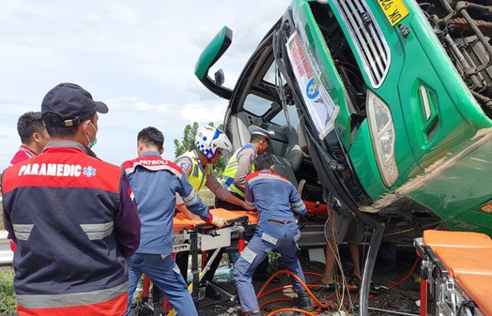Kecelakaan maut bus wisata di ruas Tol Pemalang-Batang KM 312B arah Semarang-Jakarta mengguncang warga Semarang, Sabtu (25/10/2025) pukul 08.25 WIB.