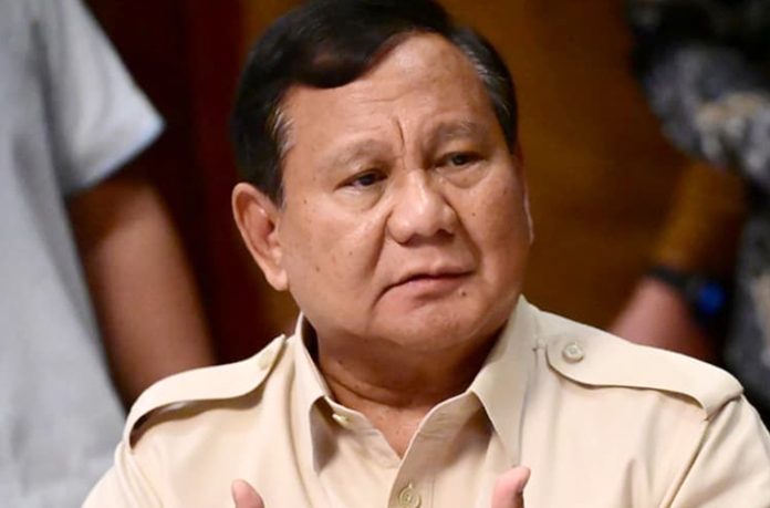 Presiden Prabowo Subianto memimpin pertemuan dengan Wakil Presiden Gibran Rakabuming dan sejumlah menteri Kabinet Merah Putih di kediamannya, Kertanegara, Jakarta, pada Minggu malam (12/10/2025).
