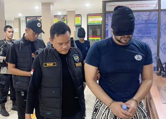 Aktor Ammar Zoni menjalani sidang perdana kasus dugaan peredaran narkotika di dalam Rutan Salemba, Jakarta Pusat, pada Kamis (23/10/2025). (Foto: Ammar Zoni di pindahklan ke Nusa Kambangan)
