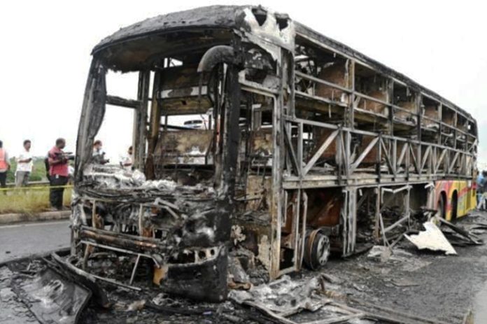 Tragedi maut terjadi di Negara Bagian Andhra Pradesh, India, Jumat (24/10/2025), ketika sebuah bus penuh penumpang terbakar hebat setelah menabrak sepeda motor di jalan raya kawasan Distrik Kurnool. (Foto AP)
