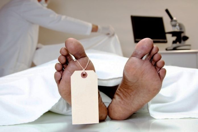 Seorang pemulung berinisial A (54) tewas di lokasi setelah mengalami kecelakaan beruntun yang melibatkan sepeda motor dan mobil boks. (Foto: Immortal.org/ca)