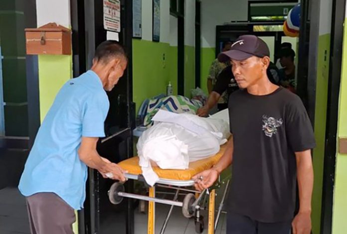 Ketiga jenazah korban kecelakaan telah dipulangkan dari RSUD Ciereng Subang menuju rumah duka di Kampung Cijuhung. Pemulangan dilakukan setelah proses identifikasi dan pemulasaraan selesai dilakukan oleh pihak rumah sakit dan kepolisian. (Foto: Dian Firmansyah/detikJabar).
