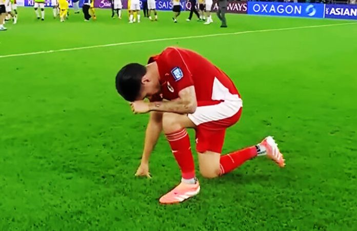 Air mata Garuda di Jeddah. Rasa kecewa mendalam menyelimuti skuad Timnas Indonesia setelah peluit panjang berbunyi, menandai berakhirnya laga melawan Irak yang dipimpin wasit asal Tiongkok, Ma Ning. (Foto: tangkapan layar/iNews)