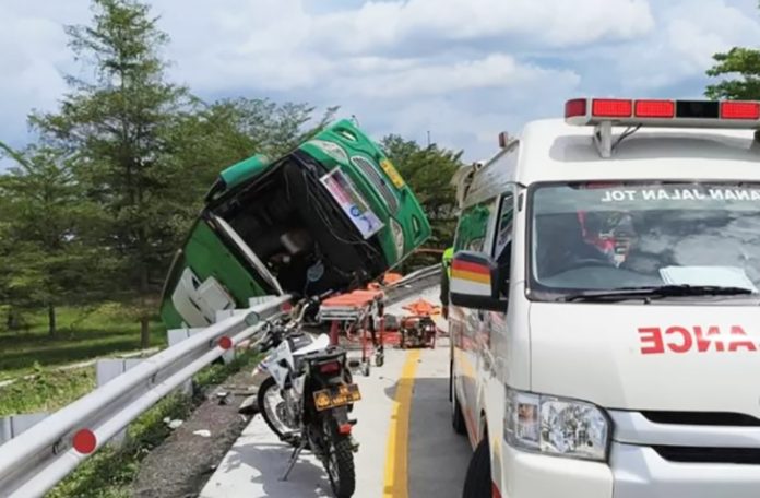 Suasana duka menyelimuti warga Kelurahan Bendan Ngisor, Kecamatan Gajahmungkur, Kota Semarang, saat empat jenazah korban kecelakaan maut bus di Tol Pemalang tiba di kantor kelurahan pada Sabtu (25/10/2025) malam.