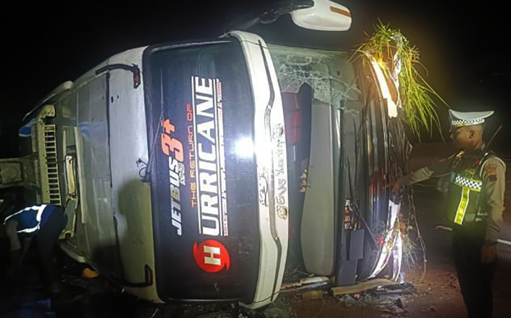 Kecelakaan maut terjadi di ruas Tol Semarang-Batang KM 354 Jalur B, wilayah Desa Ponowareng, Kecamatan Tulis, Kabupaten Batang, pada Minggu (26/10/2025) malam. Sebuah bus PO Haryanto bernomor polisi B 7394 VGA terguling dan menyebabkan tiga orang tewas serta 20 penumpang lainnya luka-luka.