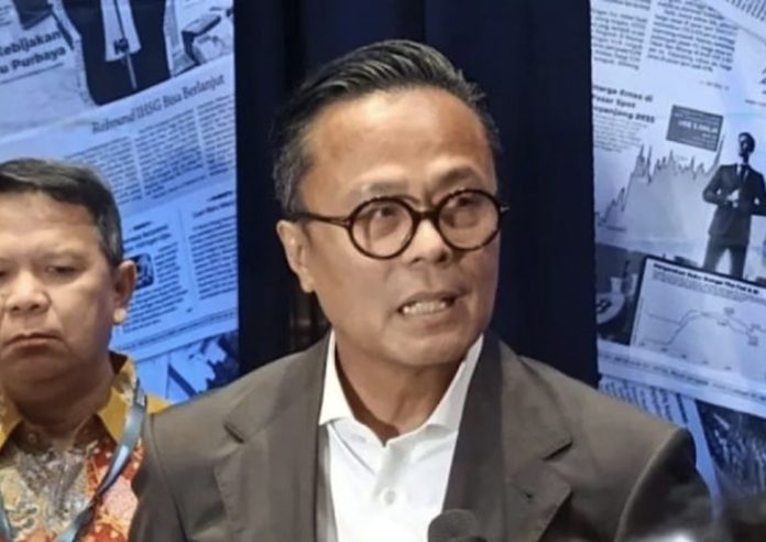 Pemerintah memastikan akan mengambil langkah terbaik untuk menyelesaikan persoalan utang proyek Kereta Cepat Jakarta-Bandung (Whoosh) yang saat ini menjadi sorotan publik. Chief Operating Officer (COO) Danantara, Dony Oskaria, menegaskan bahwa terdapat sejumlah opsi yang sedang dikaji untuk merumuskan skema restrukturisasi utang yang paling optimal bagi Indonesia. (Foto: Antara)