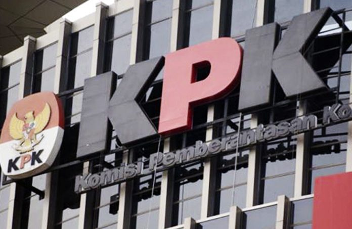 Komisi Pemberantasan Korupsi (KPK) memanggil Wakil Bupati Mempawah, Juli Suryadi Burdadi, untuk menjalani pemeriksaan sebagai saksi dalam penyidikan kasus dugaan korupsi peningkatan jalan di Dinas Pekerjaan Umum (PU) Kabupaten Mempawah. Pemeriksaan dijadwalkan berlangsung pada Kamis (2/10/2025) di Polda Kalimantan Barat.