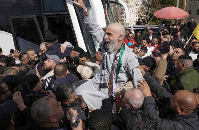 Ribuan tahanan Palestina dibebaskan Israel pada Senin (13/10/2025), setelah Hamas menyerahkan 20 sandera hidup kepada Tel Aviv melalui Palang Merah Internasional (ICRC). (Sumber Foto: Ahram Online)