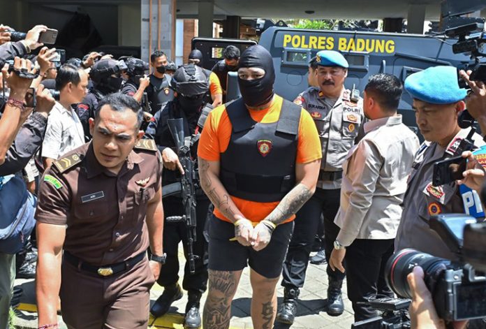 Tiga warga negara asing (WNA) terdakwa dalam kasus penembakan warga Australia di sebuah vila kawasan Badung, Bali, menjalani sidang perdana di Pengadilan Negeri (PN) Denpasar, Kamis (30/10/2025).