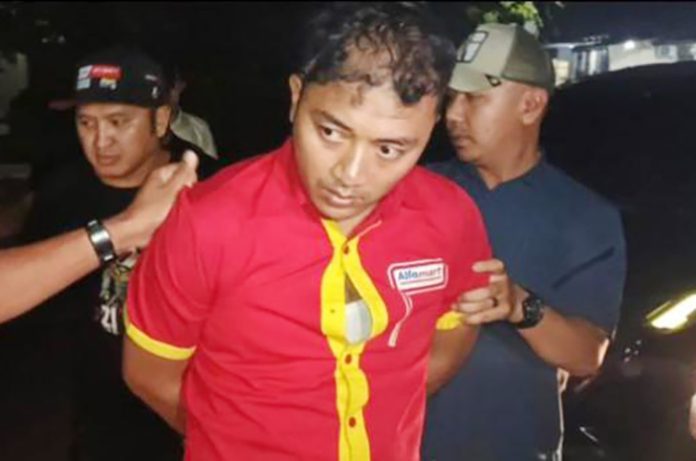 Pria pendiam bernama Heryanto (berusia 27 tahun), pria asal Purwakarta yang bekerja di sebuah minimarket, ditangkap polisi atas dugaan pembunuhan terhadap anak buahnya sendiri, Dina Oktaviani (berusia 21 tahun). Pelaku diringkus petugas saat sedang bekerja di minimarket kawasan tol Cipularang KM 72.
