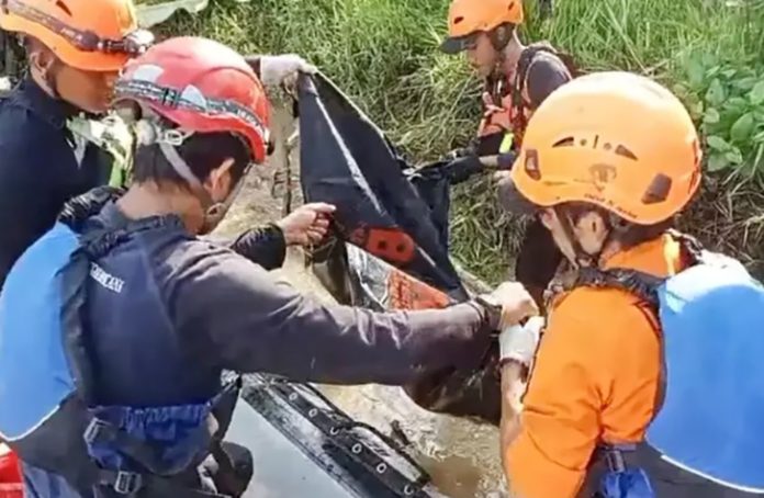 Duka mendalam menyelimuti warga Kampung Taraju, Desa Karyasari, Kecamatan Sukaresmi, Kabupaten Pandeglang. Dua bocah berusia sembilan tahun, Haikal dan Habibi, ditemukan meninggal dunia setelah tenggelam di Sungai Ciliman yang tengah meluap akibat hujan deras.