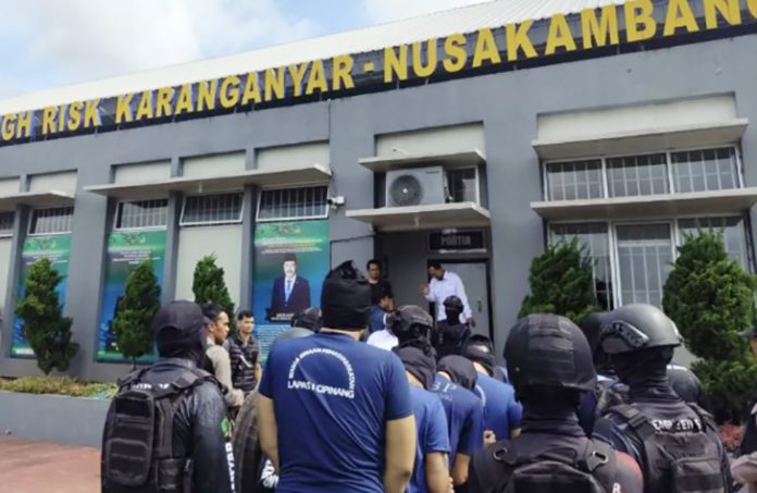 Aktor sekaligus terpidana kasus narkoba Ammar Zoni resmi dipindahkan ke Pulau Nusakambangan, Cilacap, Jawa Tengah, Kamis (16/10/2025). (Sumber: ANTARA/HO-Ditjenpas)