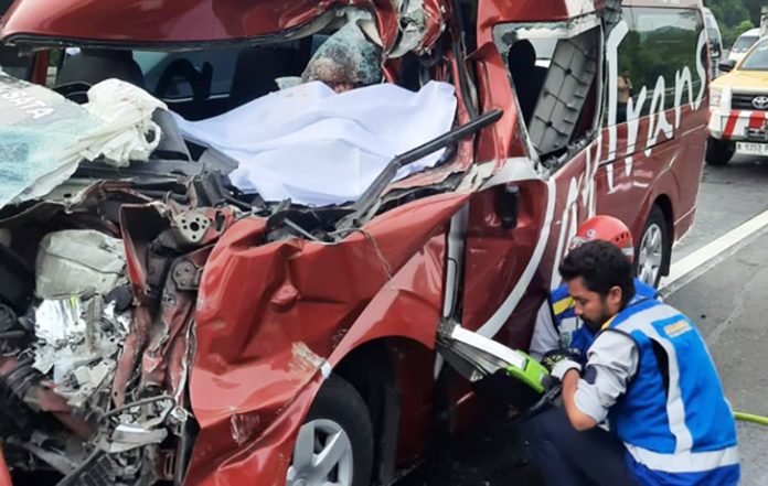Suasana pagi di Tol Purbaleunyi arah Jakarta mendadak mencekam, Senin (13/10/2025) sekitar pukul 05.10 WIB. Dua kendaraan, sebuah dump truk dan kendaraan travel, terlibat kecelakaan di KM 77 B. (Foto: Detiknews, Istimewa)