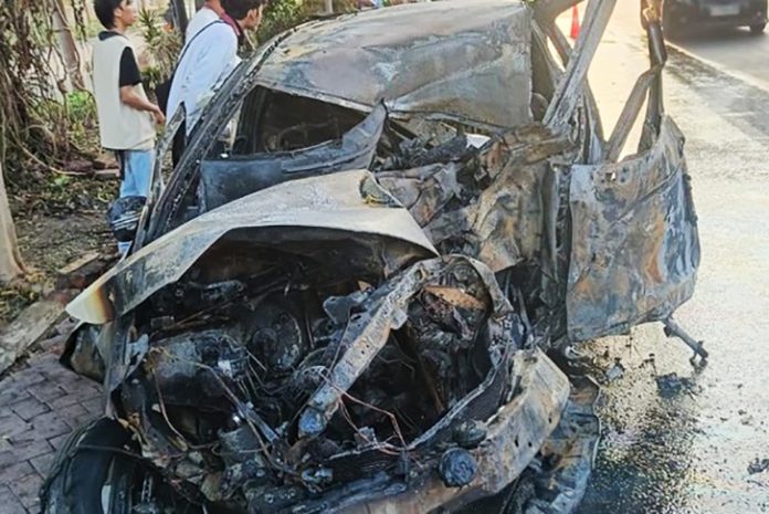 Kecelakaan maut terjadi di kawasan Manyar, Surabaya, Rabu (15/10/2025) dini hari. Sebuah mobil Honda Jazz dengan nomor polisi L 1361 CBD menabrak pohon di Jalan Manyar Kertoarjo 26, lalu terbakar hebat. (Foto: Satlantas Polrestabes Surabaya)