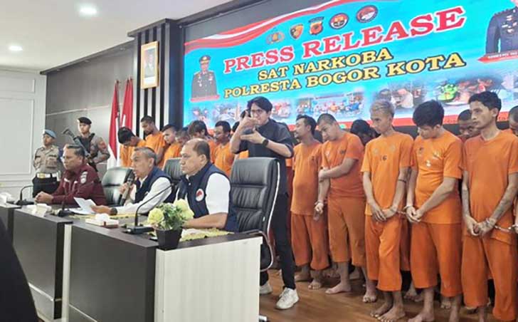 Polresta Bogor Kota berhasil mengungkap 28 kasus peredaran narkotika sepanjang September 2025. Dari puluhan kasus tersebut, total 33 orang ditangkap dan kini telah ditahan.