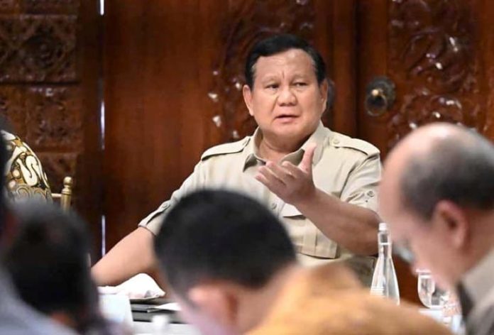Presiden Prabowo Subianto menggelar pertemuan penting dengan sejumlah menteri Kabinet Merah Putih di di kediaman pribadi di Kertanegara, Jakarta Selatan, (Foto: Biro Pers Sekretariat Presiden), Minggu 12/10/2025 Malam.
