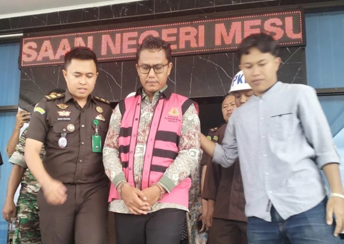 Ketua Bawaslu Mesuji Tersangka Korupsi Dana Hibah Pilkada Kejaksaan Negeri (Kejari) Mesuji menetapkan Ketua Badan Pengawas Pemilu (Bawaslu) Kabupaten Mesuji, Deden Cahyono, sebagai tersangka kasus korupsi dana hibah Pilkada Mesuji.
