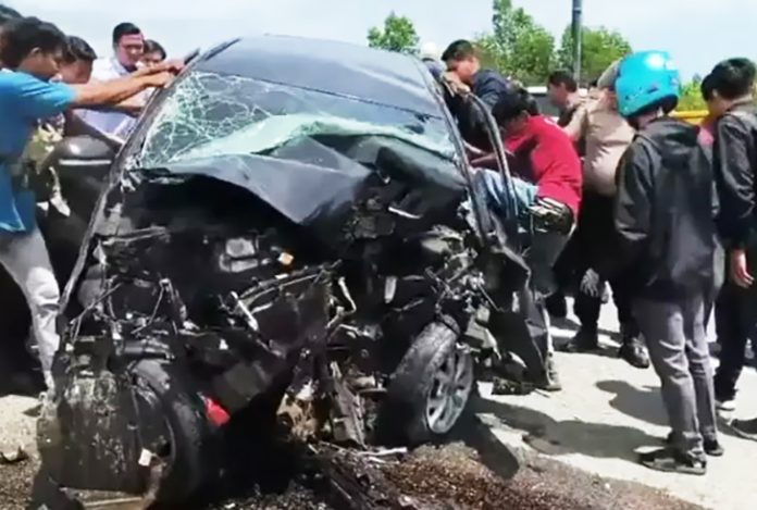 Kecelakaan tunggal menewaskan seorang pejabat Pemerintah Provinsi Sulawesi Barat (Sulbar) di Jalan Arteri, Kecamatan Simboro, Kabupaten Mamuju, Senin (27/10/2025). Korban diketahui bernama Musra Awaluddin, Kepala Bidang Riset dan Inovasi di Badan Perencanaan Pembangunan, Riset, dan Inovasi Daerah (Bapperida) Provinsi Sulbar. (Foto: Beritasatu.com)