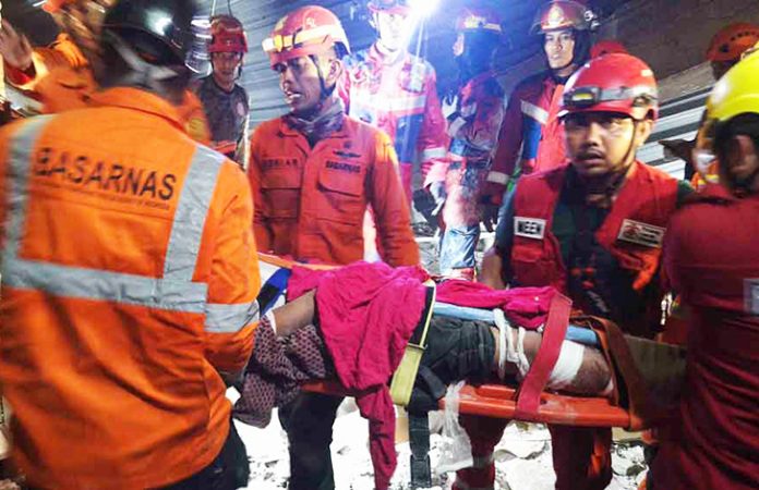 Di tengah puing beton dan kerja keras tim SAR, sebuah pemandangan menggetarkan hati terekam saat seorang santri ditemukan meninggal dunia dalam posisi sujud. (Foto: Dokumentasi Basarnas)