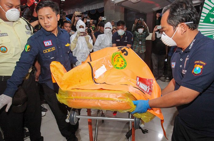 Tim Disaster Victim Identification (DVI) Polda Jawa Timur kembali mengirimkan sampel DNA jenazah korban runtuhnya musala di Pondok Pesantren Al Khoziny, Buduran, Kabupaten Sidoarjo, Provinsi Jawa Timur. (Foto: Antara/Didik Suhartono)