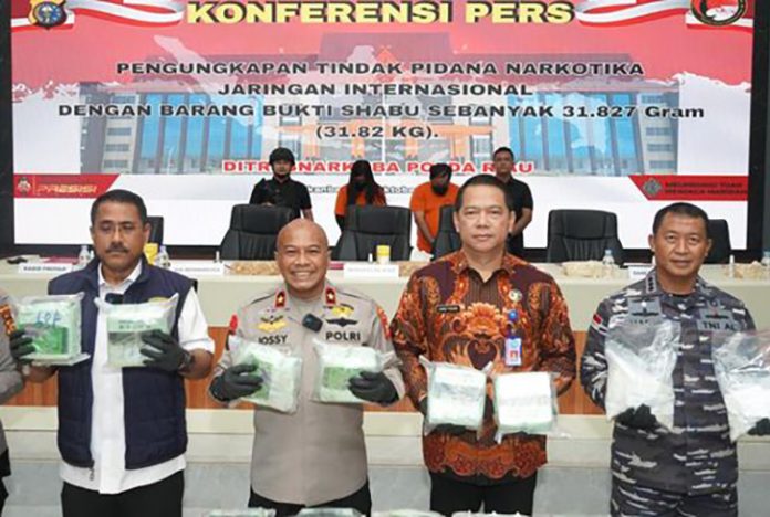 TNI-Polri Berhasil Gagalkan Penyelundupan 31,82 Kg Sabu di Dumai Upaya penyelundupan narkotika jenis sabu seberat 31,82 kilogram berhasil digagalkan aparat gabungan TNI-Polri di Pelabuhan Roro, Kota Dumai, Riau. Dalam operasi tersebut, dua tersangka berinisial DE (32) dan LH (33) asal Sumatera Selatan diamankan. (Foto: HJumas Polda Riau)