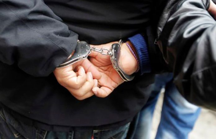 Pelaku penggelapan berinisial BAK (44) ditangkap usai terbukti menggelapkan uang hasil penjualan sepeda motor senilai Rp.572,1 juta. (Foto: Shutterstock)