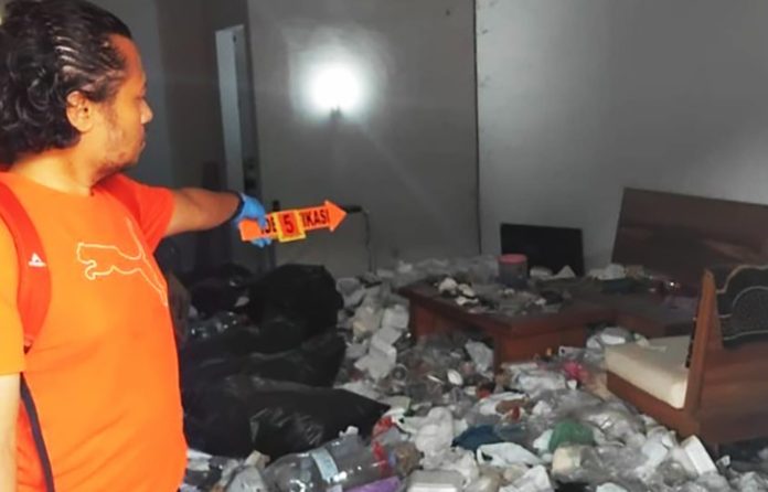 Warga Desa Sukoharjo, Kecamatan Margorejo, Kabupaten Pati, digegerkan dengan penemuan sesosok mayat pria di dalam rumah yang dipenuhi tumpukan sampah, Sabtu (25/10/2025). (Foto: Polres Pati)