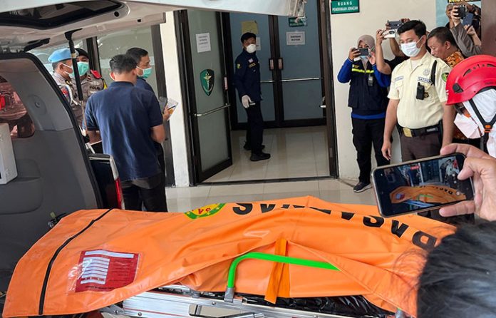 Jumlah korban meninggal dunia dalam tragedi ambruknya musala di kompleks Pondok Pesantren Al Khozyni, Buduran, Kabupaten Sidoarjo, Jawa Timur, terus bertambah.