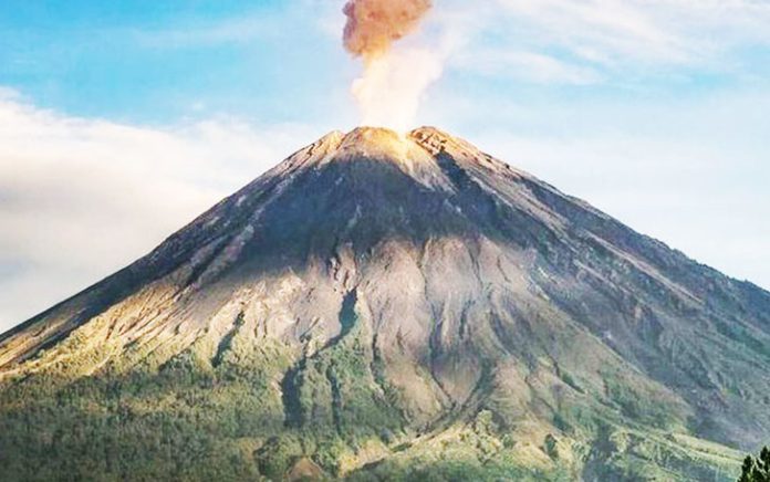 Gunung Semeru Erupsi Disertai Lava Panas, BPBD: Warga Jangan Panik tapi Tetap Waspada