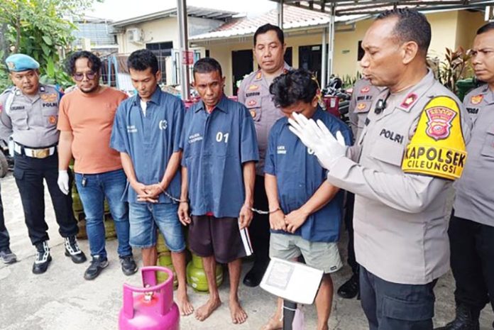 Polsek Cileungsi berhasil menangkap tiga pelaku yang kedapatan melakukan praktik pengoplosan gas. Para pelaku memindahkan isi tabung LPG subsidi ukuran 3 kilogram ke dalam tabung nonsubsidi berukuran 12 kilogram.