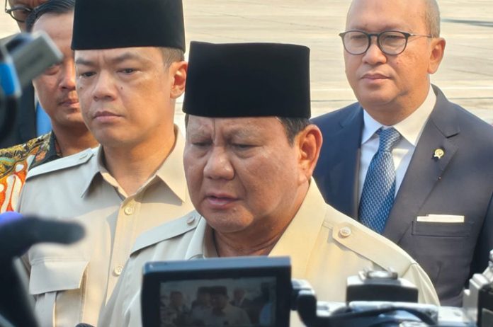 Saya kira ini awalan yang baik. Intinya gencatan senjata sudah berjalan, kemudian segera pasukan Israel akan ditarik. Kita hadir untuk menyatakan dukungan penuh dan memberi support, kata Prabowo setibanya di Lanud Halim Perdanakusuma, Jakarta Timur, Selasa (14/10/2025). (Foto: ANTARA/Andi Firdaus)
