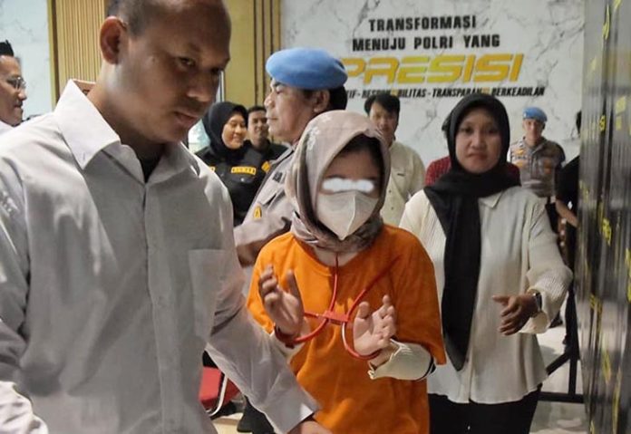 Polres Metro Bekasi mengungkap kasus penipuan jual beli tanah kavling fiktif yang dilakukan seorang perempuan bernama Suila Rohil (36). Pelaku berhasil menipu 58 orang korban dengan total kerugian mencapai lebih dari Rp 3 miliar.