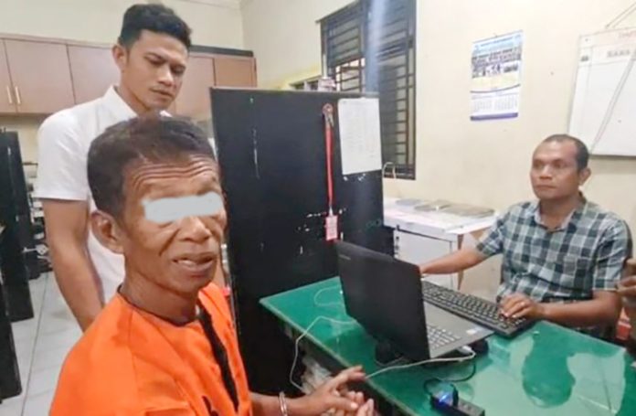 Pria di Medan Dorong Lurah ke Parit Gara-Gara Polisi Tidur Berpaku, Kini Jadi Tersangka Pak Lurah mendapat laporan dari pengendara bahwa banyak ban motor bocor akibat polisi tidur tersebut. Setelah dicek, ternyata polisi tidur dibuat dari ban bekas dan dipasangi paku, ujar Agus, Kamis (16/10/2025).