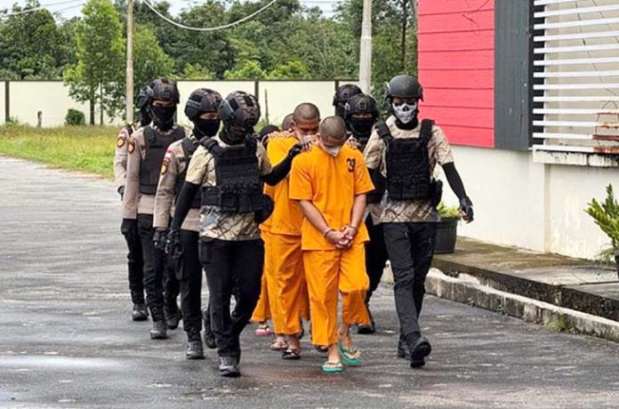 Polres Kepulauan Meranti, Riau, menangkap empat orang tersangka dalam kasus penyelundupan narkotika jaringan lintas provinsi. Dari tangan para pelaku, polisi menyita 30 kilogram sabu dan 24,3 kilogram Happy Water merek Lamborghini. (Dok Polda Riau)