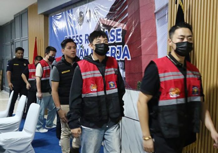 Kantor Imigrasi Kelas I TPI Yogyakarta menjatuhkan sanksi deportasi terhadap enam warga negara asing (WNA) asal Tiongkok setelah terbukti menyalahgunakan izin tinggal di Indonesia. (Foto: Jauh Hari Wawan S/detikJogja)