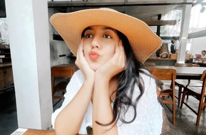 YouTuber sekaligus story teller populer, Nessie Judge, membagikan pengalaman tidak menyenangkan yang dialami sang ayah. Mobil milik ayahnya dibobol maling dengan modus pecah kaca hingga sejumlah barang berharga raib. (Foto: Instagram @nessiejudge).