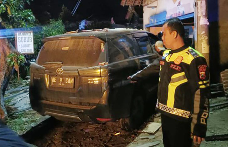 Sebuah mobil rombongan penyanyi dangdut Cantika Davinca menabrak sepeda motor yang dikendarai dua remaja. Peristiwa nahas ini berlangsung pada Jumat malam (3/10/2025) sekitar pukul 20.00 WIB. (Foto: DetikNews)